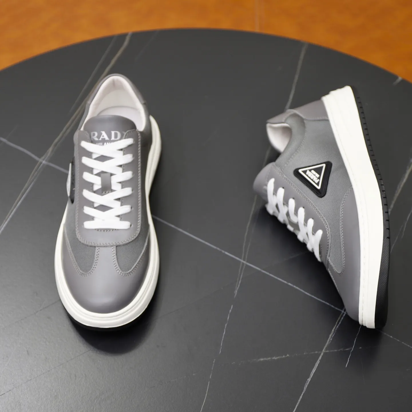 Ex-factory price: 420💰🙅‍♂️🙅‍♂️🙅‍♂️ Brand: PRADA Standard code: 38–44 (45 can be customized) Grade: Same as the official website Material: Original cowhide fabric Comfortable pigskin lining Lightweight wear-resistant outsole Style category: Men's fashionable casual shoes and boots Running sports shoes Distinguished luxury brand elements Top luxury Color: actual picture color